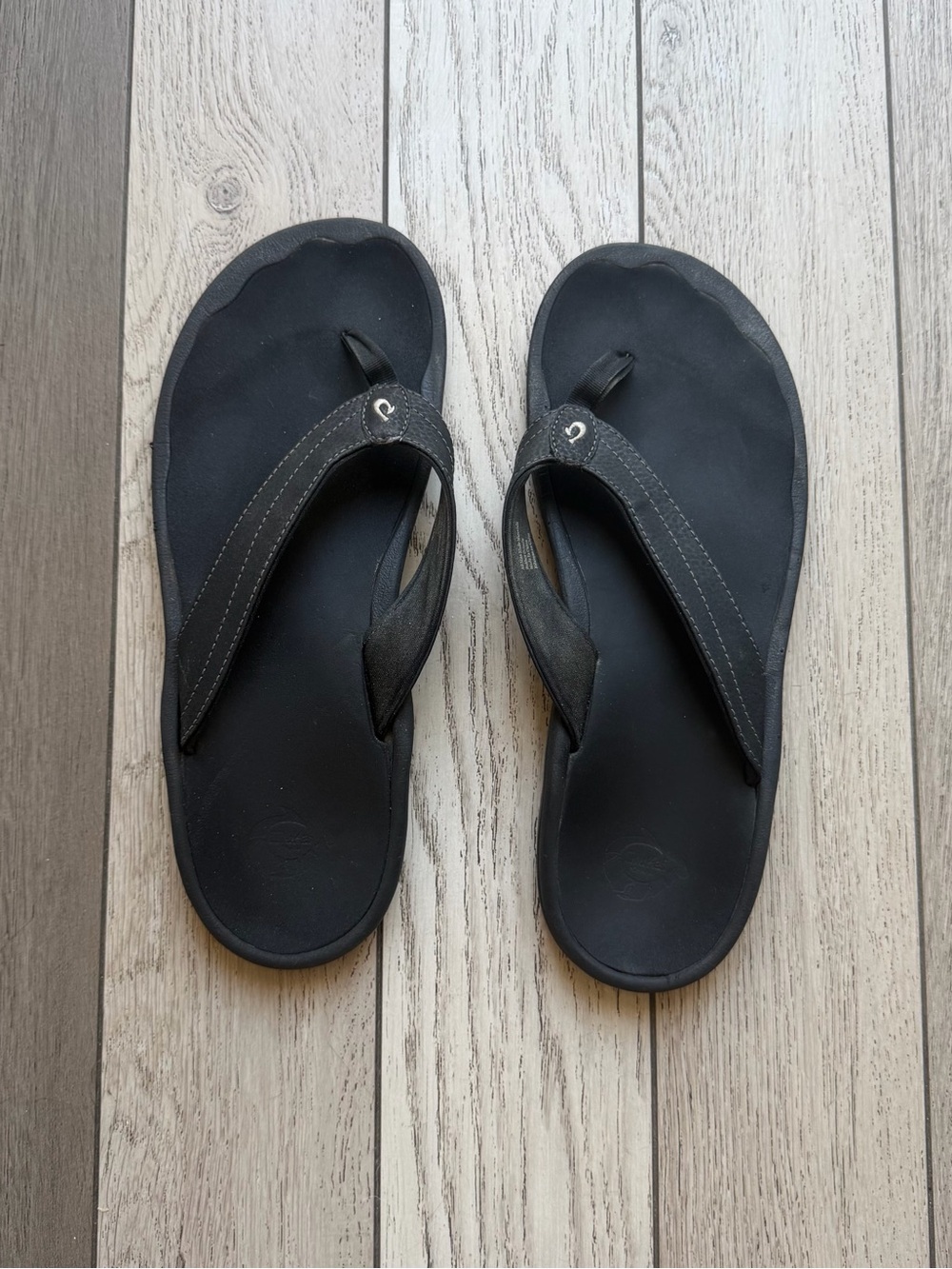 OLukai Women’s Black Men’s Flip Flop Sandals size 10